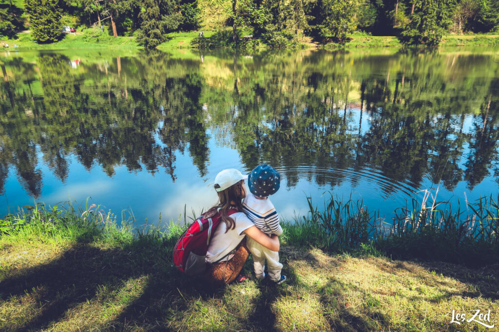 Monts du Lyonnais barrage de la Gimond reflets et enfants