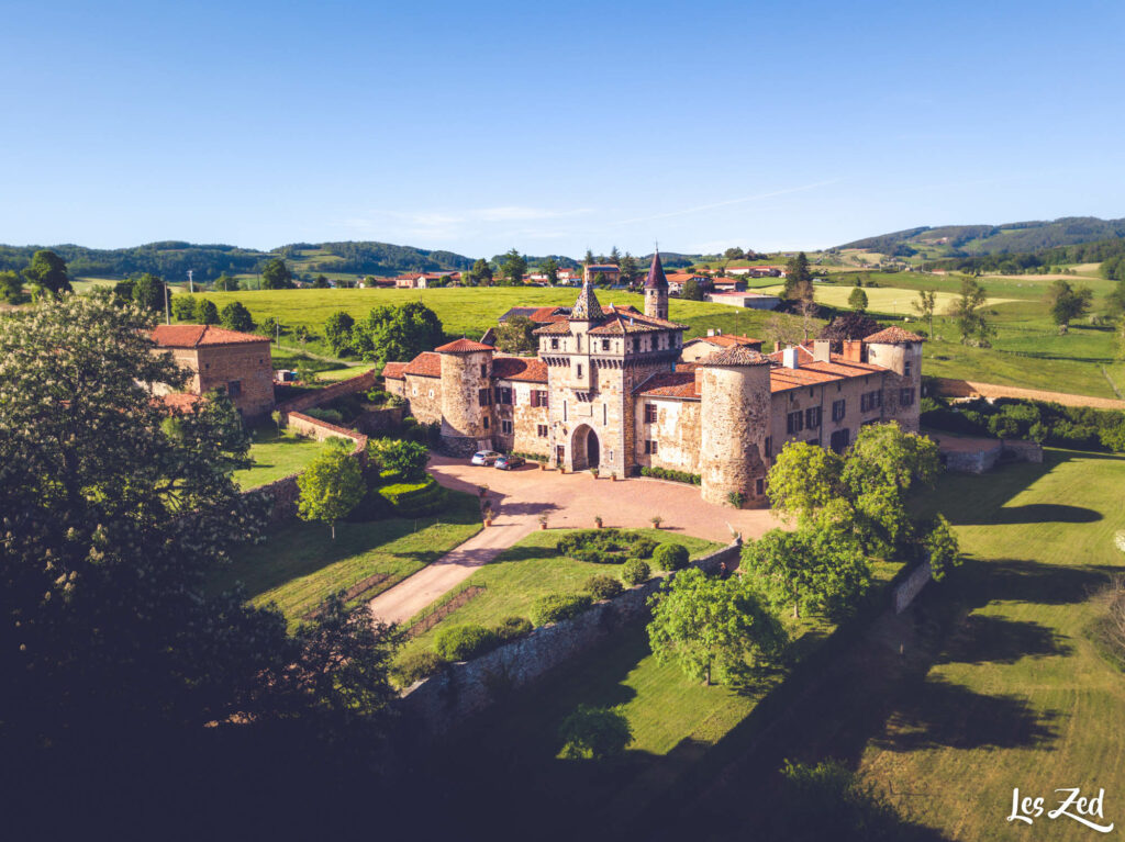 Monts du Lyonnais chateau de Saconay vu du ciel en drone