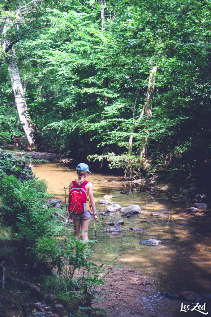 Monts du Lyonnais vallee en Barret enfant Garon riviere