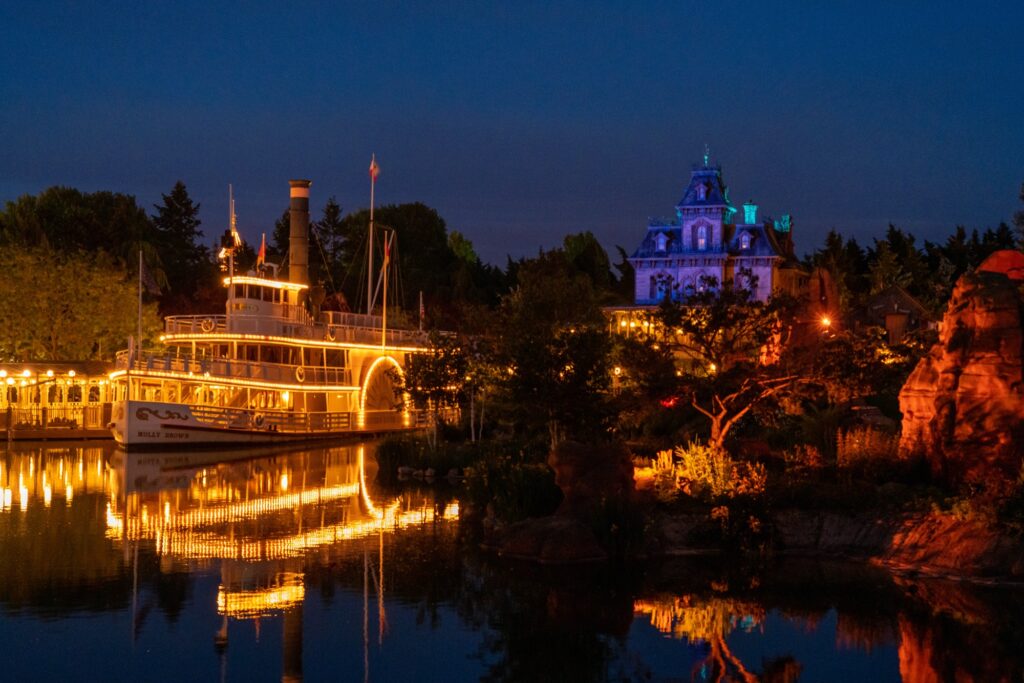 Disneyland Paris Frontierland at night