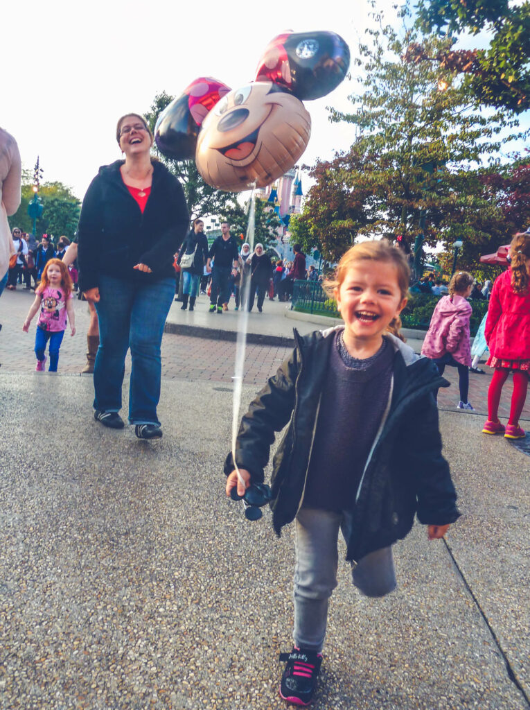 Disneyland Paris enfant fille heureux