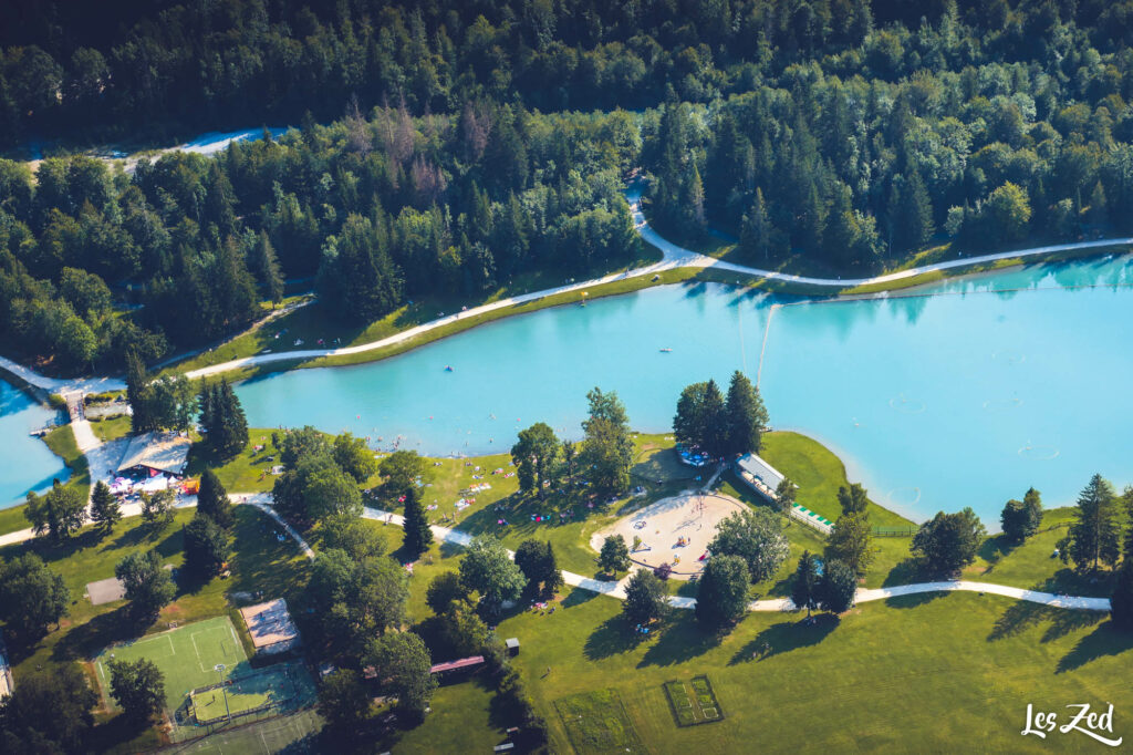 La plage de la base de loisirs à Samoëns en été