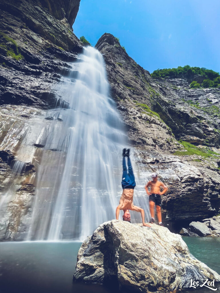 La Cascade de la Vogealle, une des nombreuses cascades du crique (mon cousin prend la pose)