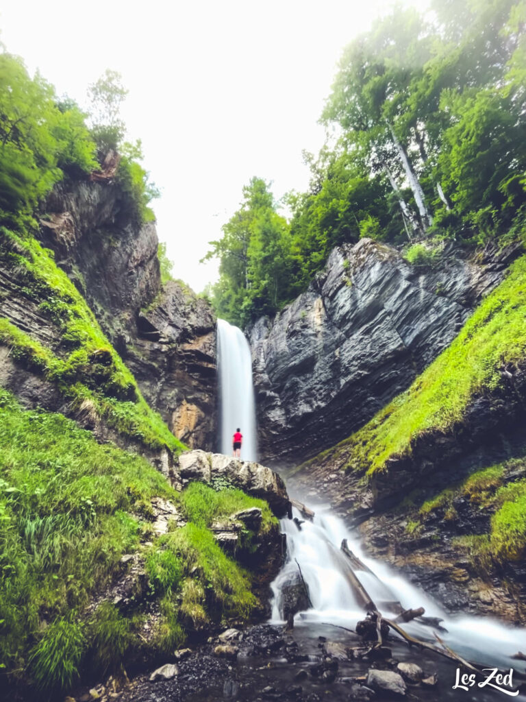 Mon neveu face à la cascade de Saubaudy en été