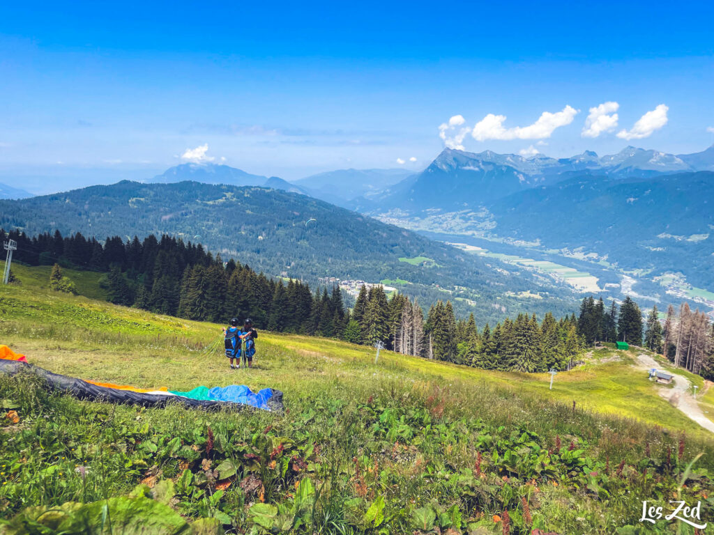 Départ des parapentes à la station de Samoëns : une belle vue sur la Vallée du Giffre