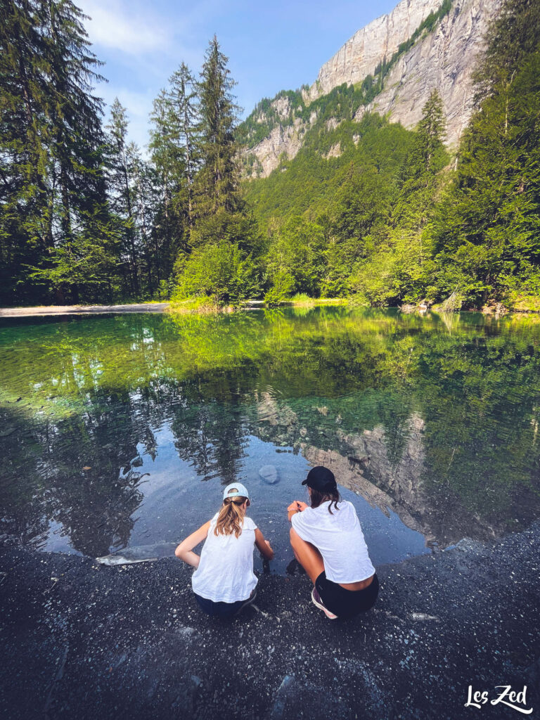 Chloé et sa cousine se regardent dans le mirroir