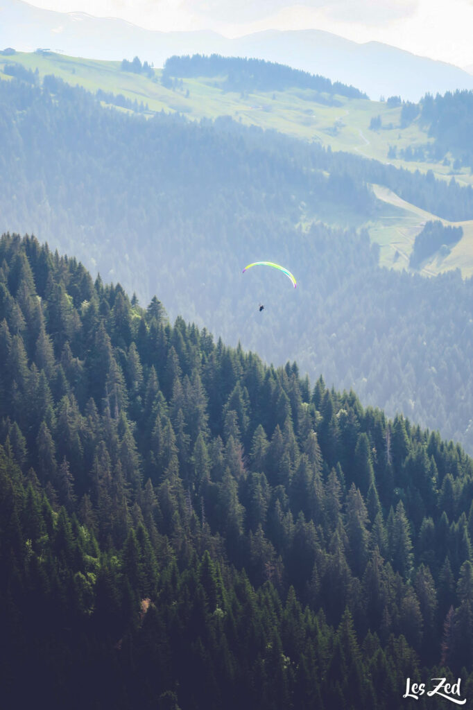 Samoens en ete - parapente au dessus foret et montagne