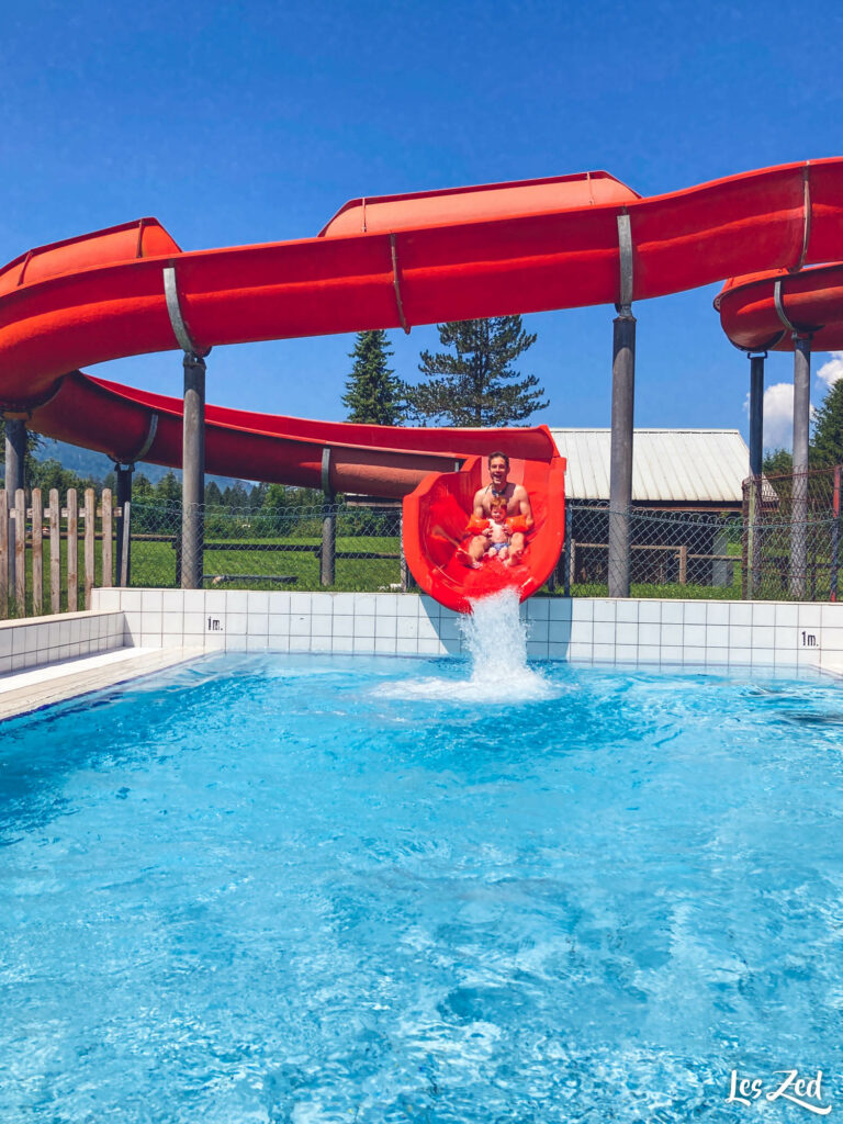 Samoens en été - piscine et toboggan