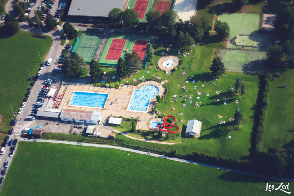 La piscine de Samoëns en été, parfait pour une pause avec les enfants