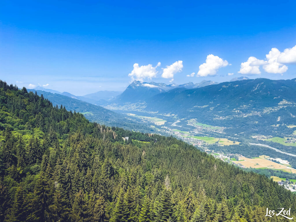 Vue sur la Vallée du Giffre en été depuis les remontées mécaniques