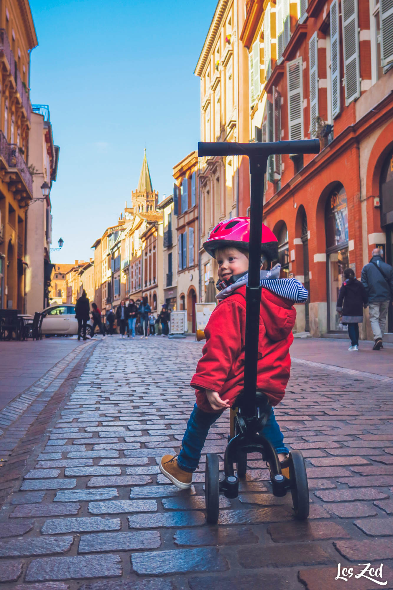 Toulouse avec un enfant en tricycle
