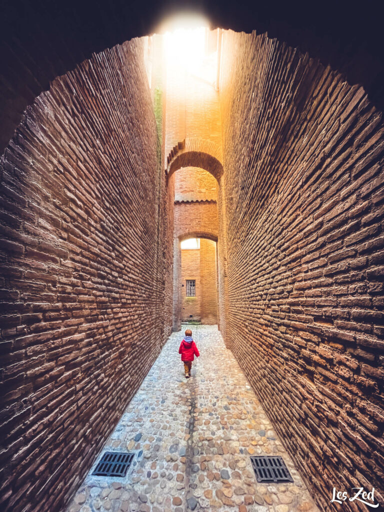 Toulouse couvent des Jacobins ruelle enfant soleil