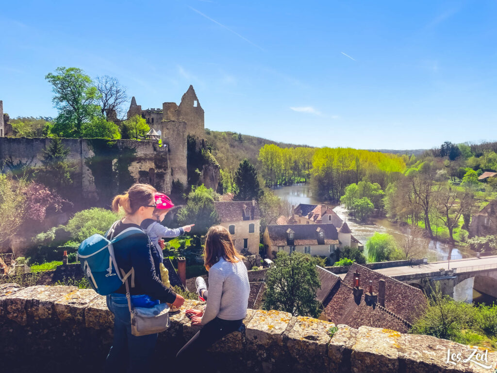 La Vienne - Angles-sur-l'Anglin en famille vue sur forteresse et