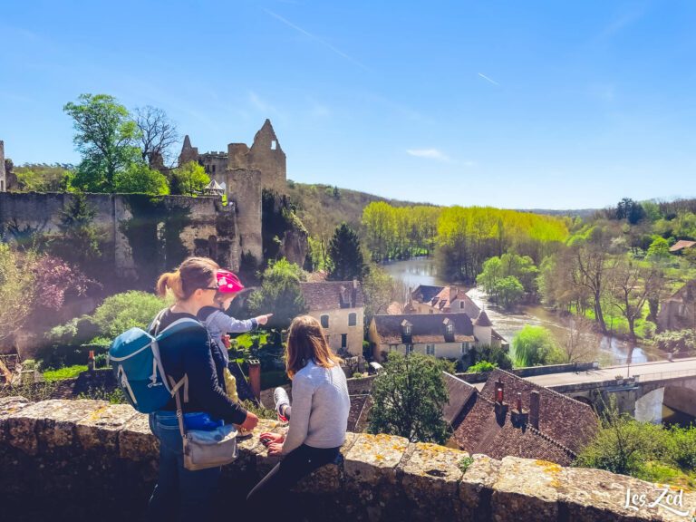 La Vienne en famille : 11 expériences et visites insolites pour découvrir en s’amusant La Vienne - Angles-sur-l'Anglin en famille vue sur forteresse et