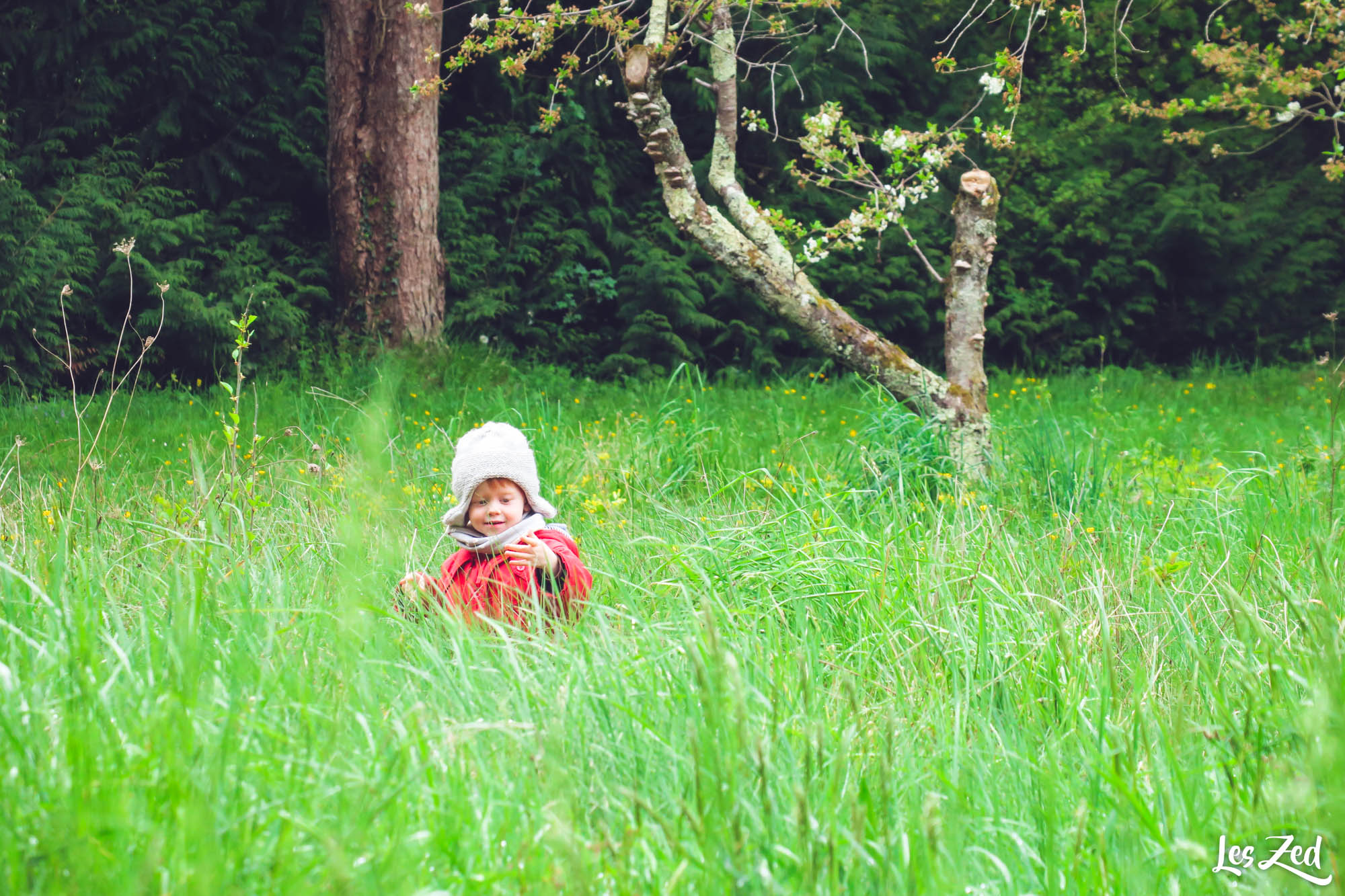 La Vienne - La Roche-Posay - Bain de nature enfant dans herbe