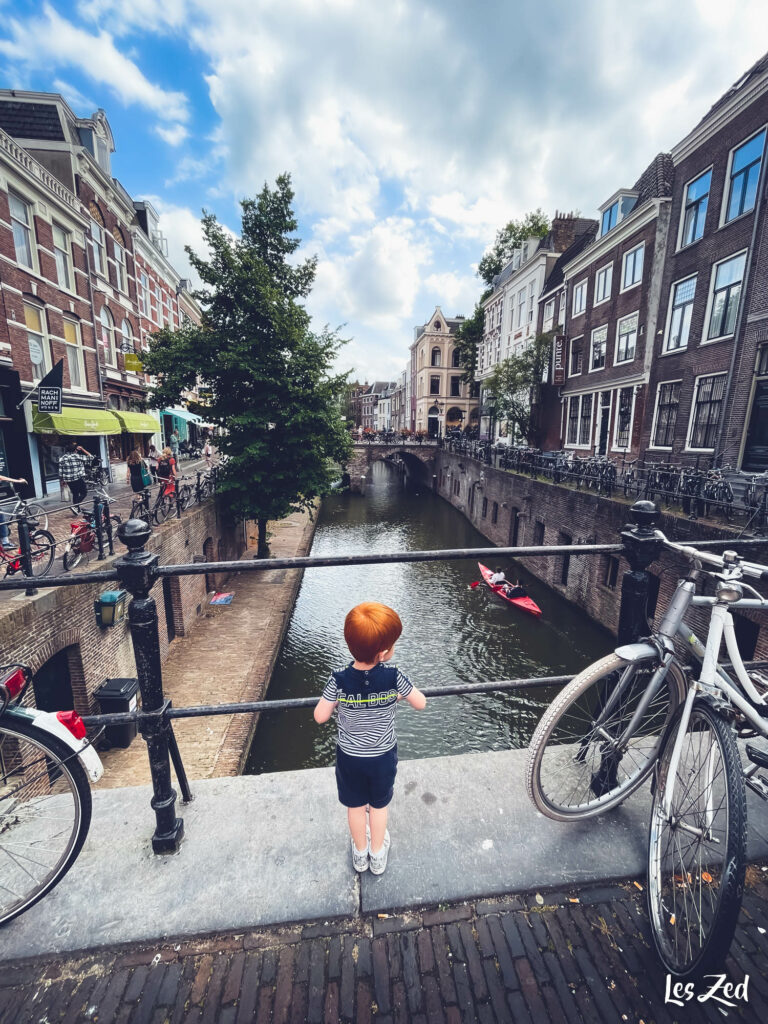 Utrecht - canal avec enfant