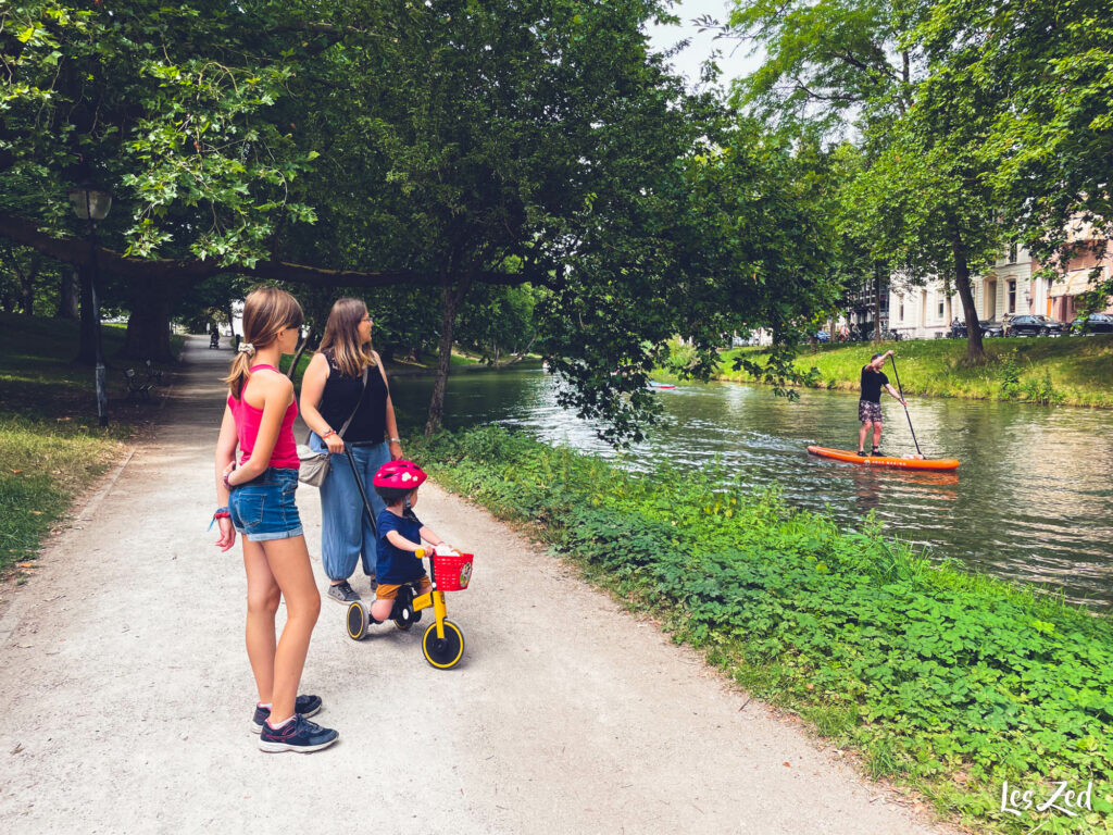 Promenade en famille au bord des canaux