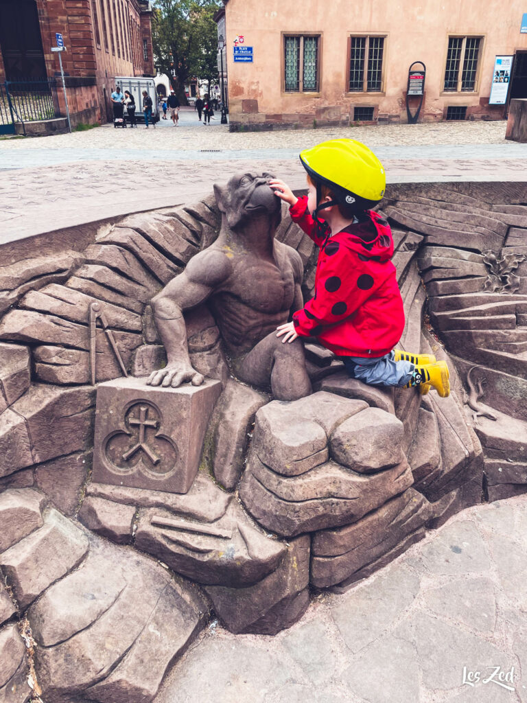 Strasbourg en famille Cathedrale place gargouille enfant