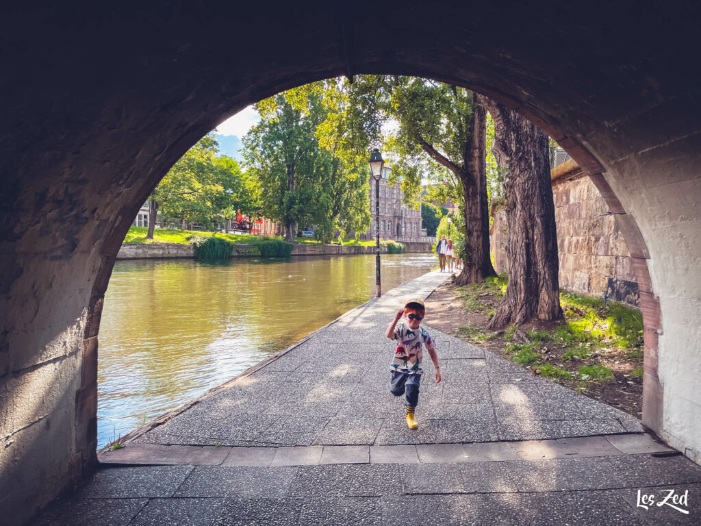 Strasbourg en famille fleuve Ill enfant court