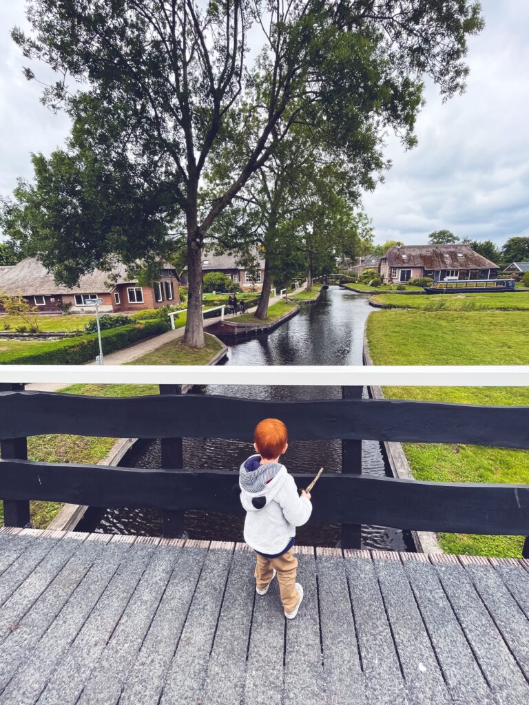 overijssel-pays-bas - Giethoorn enfant sur un pont