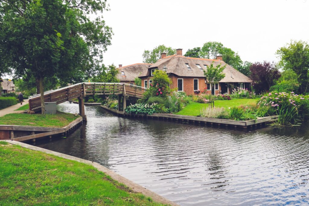 overijssel-pays-bas - Giethoorn village pieton pont maison