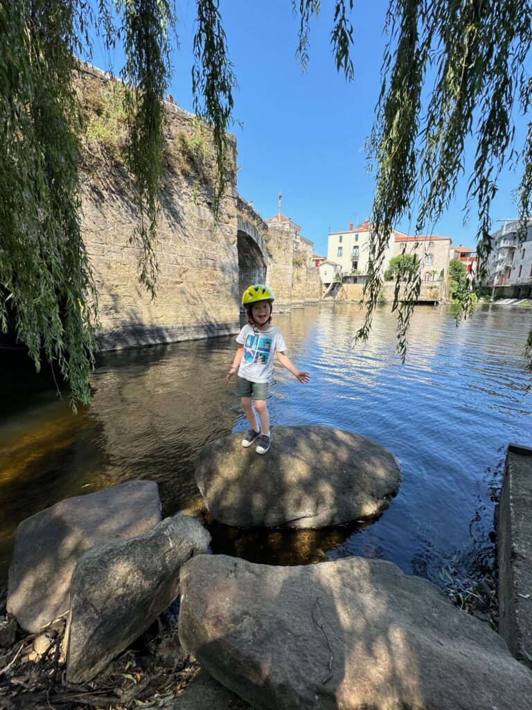 Autour de Cholet - Clisson enfant joue au bord de la rivière