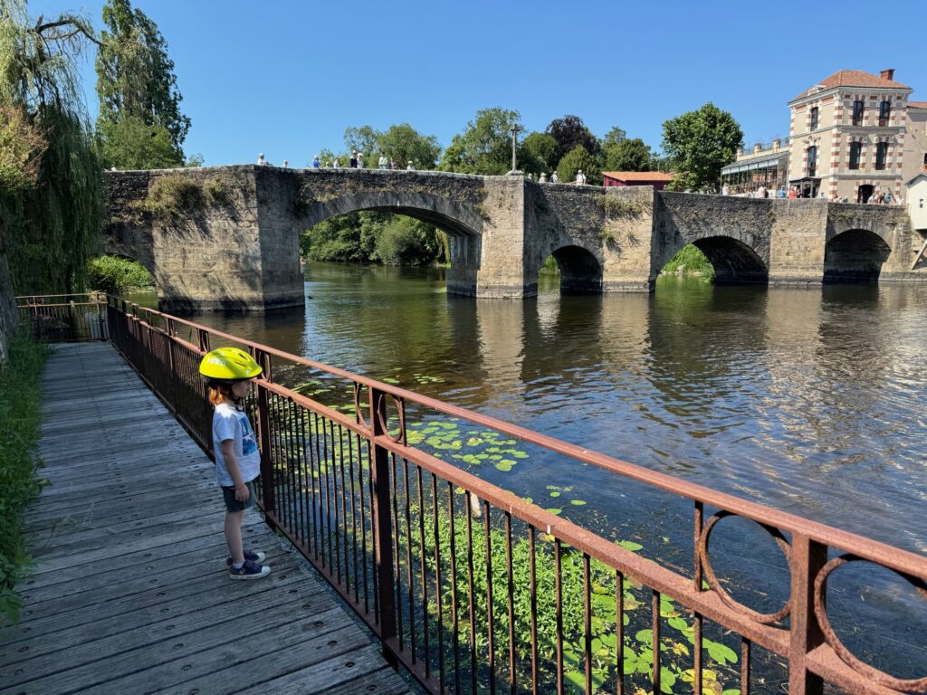 Autour de Cholet - Clisson enfant regarde rivière et pont