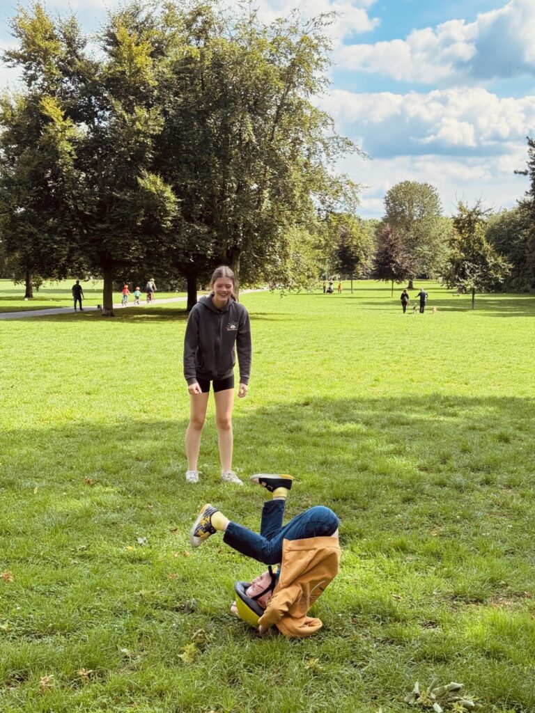 Jeux en famille au Hundewiese à Cologne
