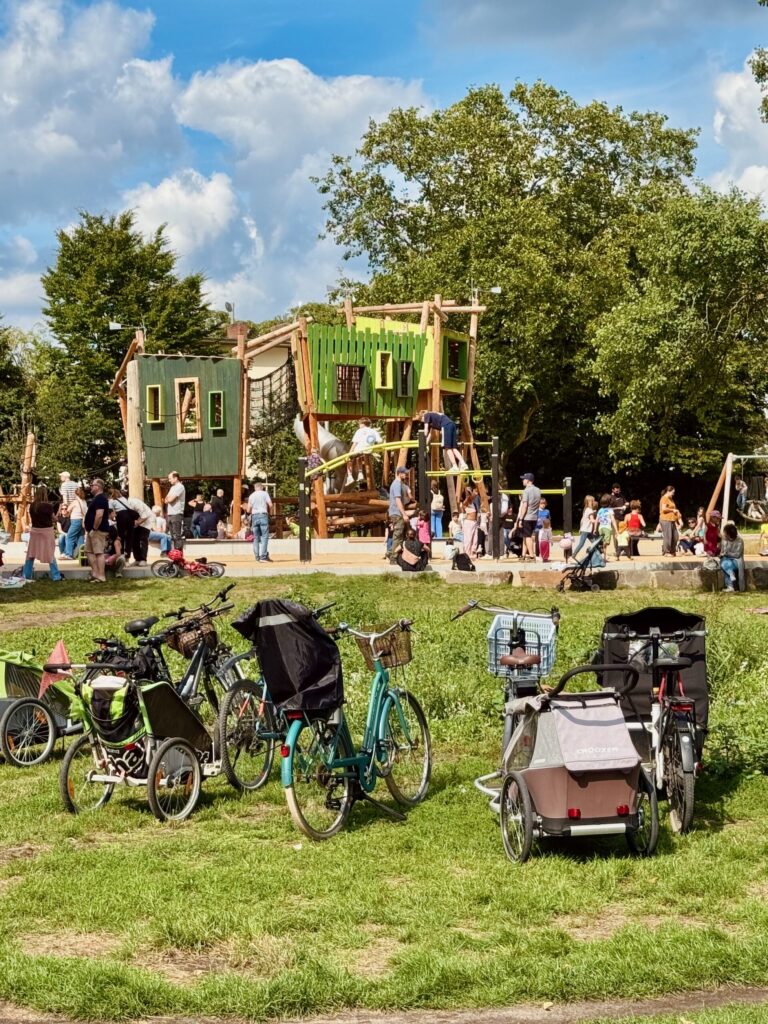 Parc de jeux et ambiance locale au Hundewiese (Cologne)