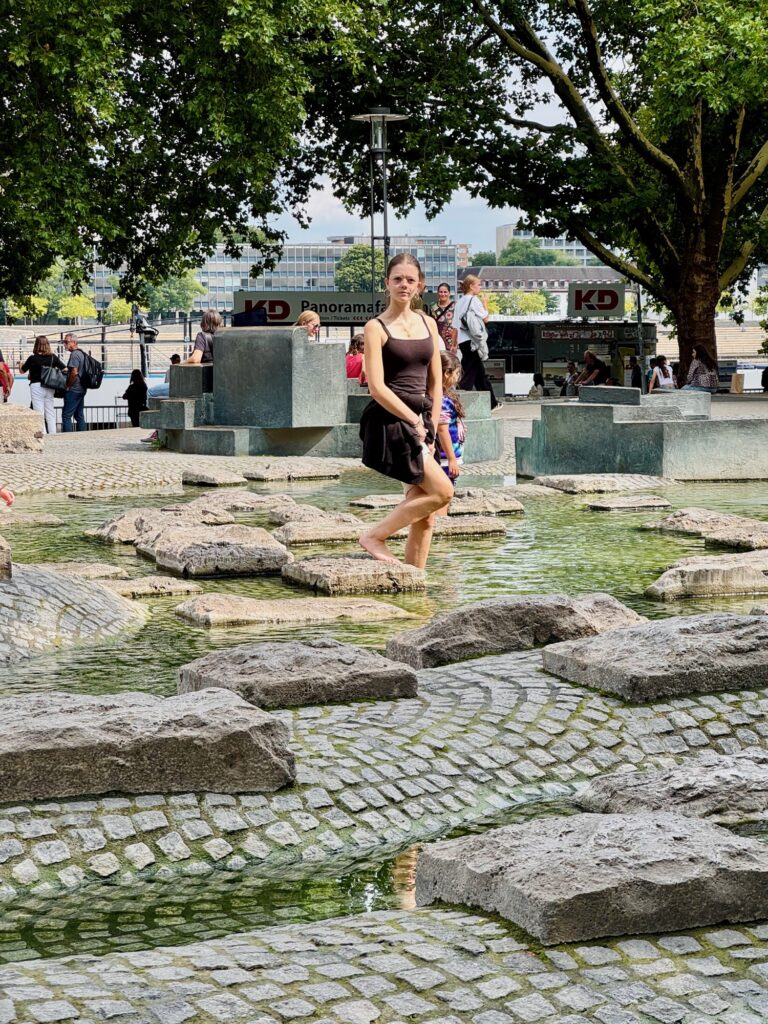Pause fraicheur à la fontaine Paolozzi, dans le Rheingarten (Cologne)