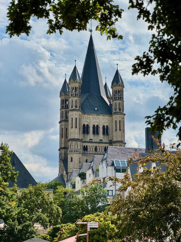 Vue sur l'Église Saint-Martin de Cologne depuis Rheingarten