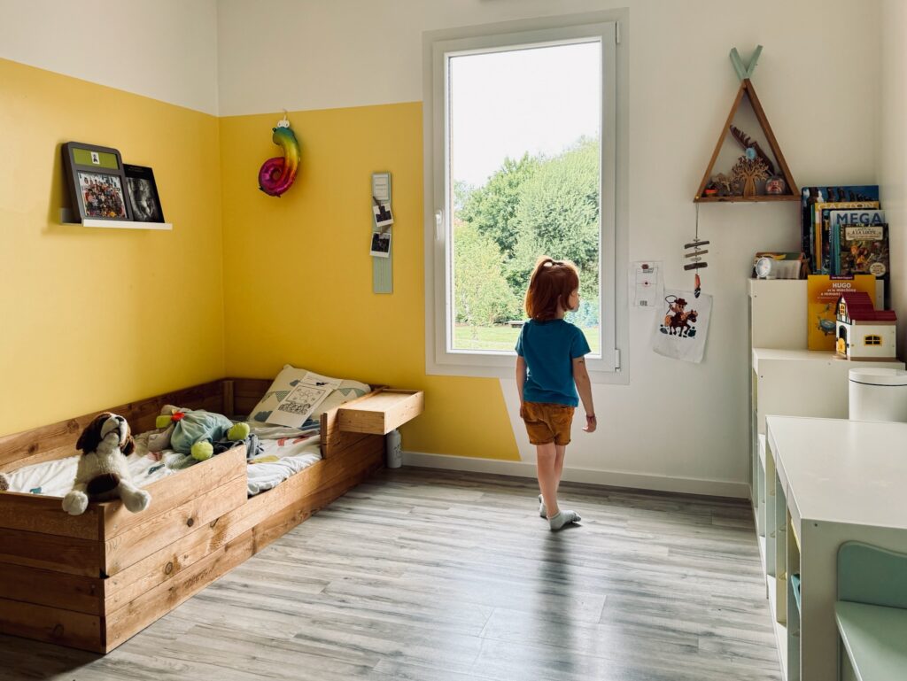 Echange de maison près du Puy Du Fou - Timéo découvre les livres de sa nouvelle chambre