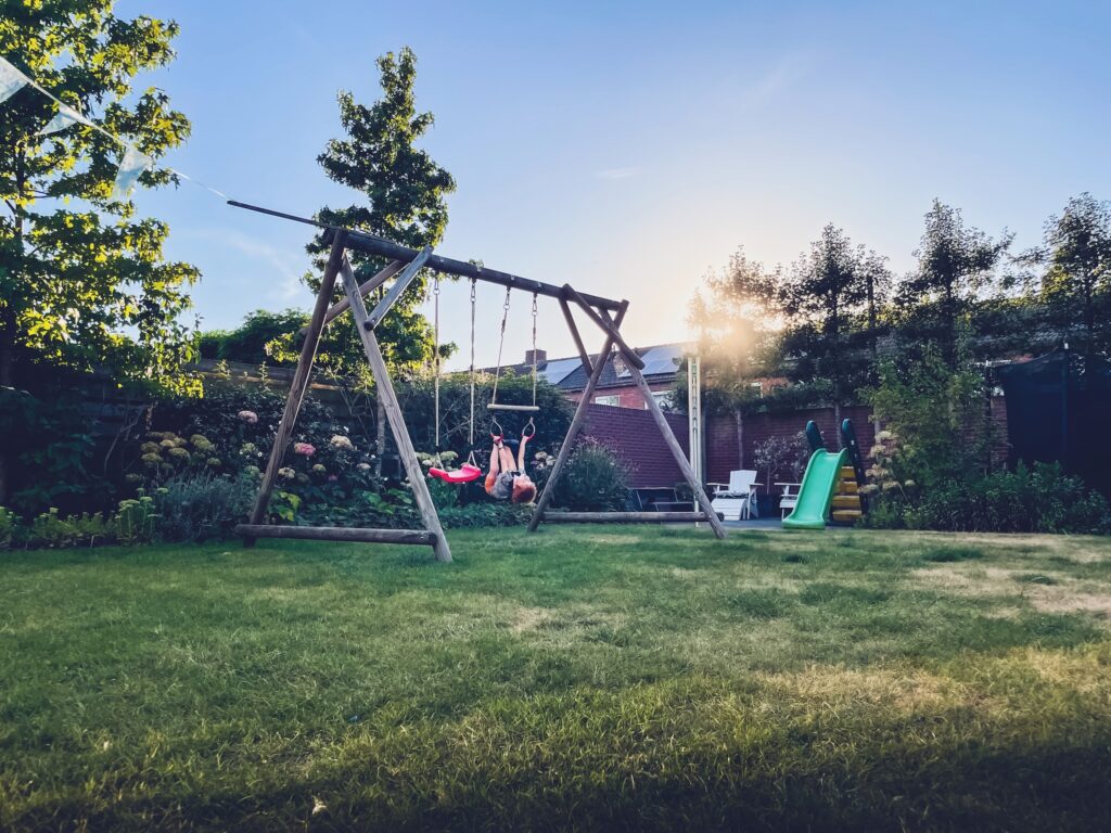HomeExchange aux Pays-Bas, jardin et jeux adaptés aux enfants